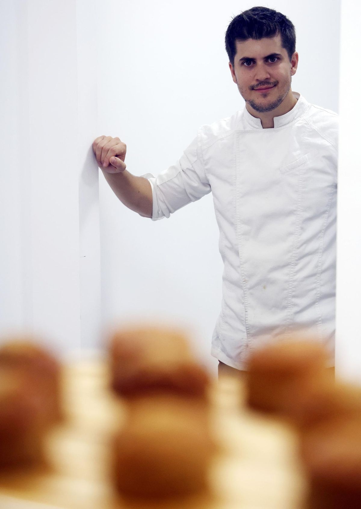 Santiago Yáñez, en su pastelería