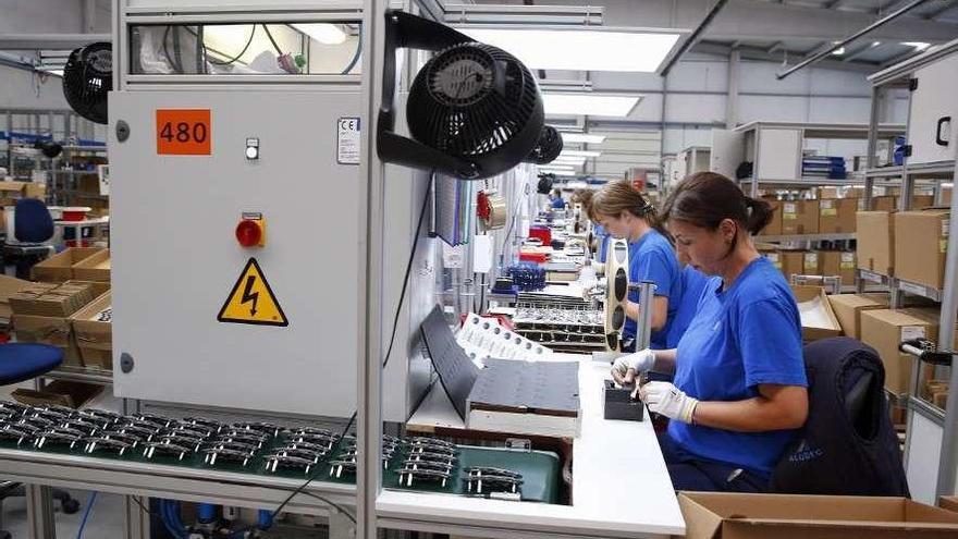 Dos trabajadoras en plena actividad en la fábrica. // Gustavo Santos