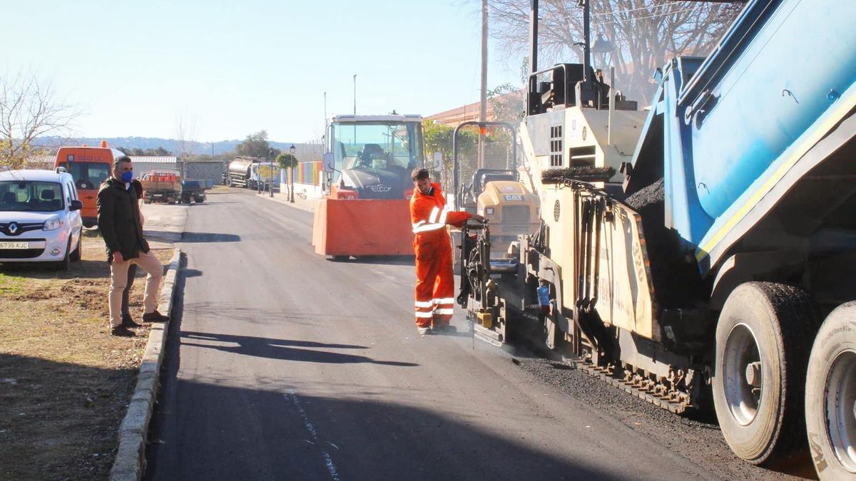 El alcalde observa el trabajo en una de las calles de Puebla de Argeme en la que las máquinas ya han empezado.