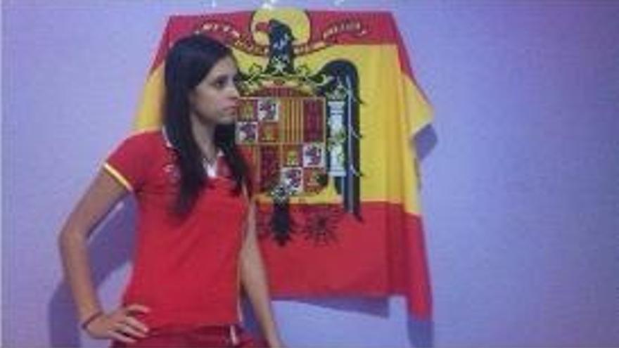 Carmen Melissa Ferrer, con la bandera franquista.