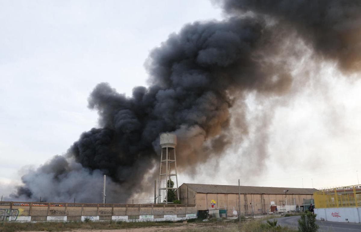 Incendio en un antiguo taller de FGV de Torrent