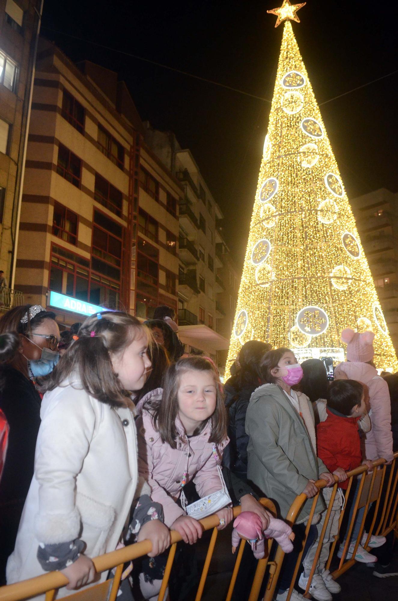 El árbol de luz instalado en la plaza de Galicia.