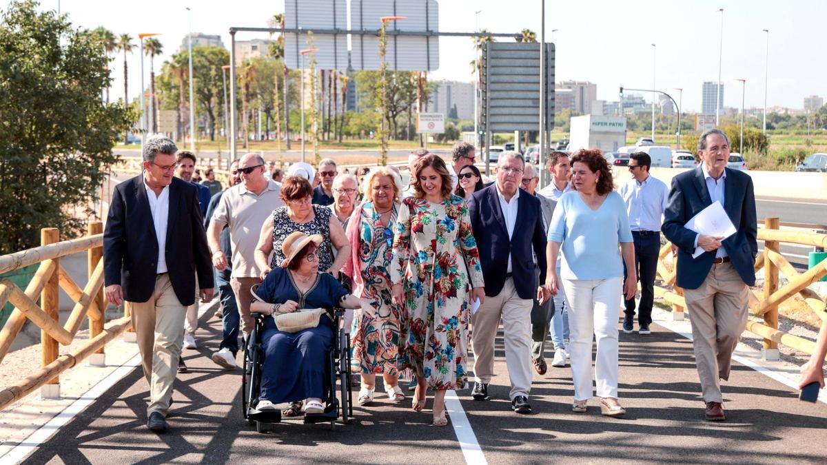 Catalá y Martínez Mus con los asistentes a la visita de la pasarela.