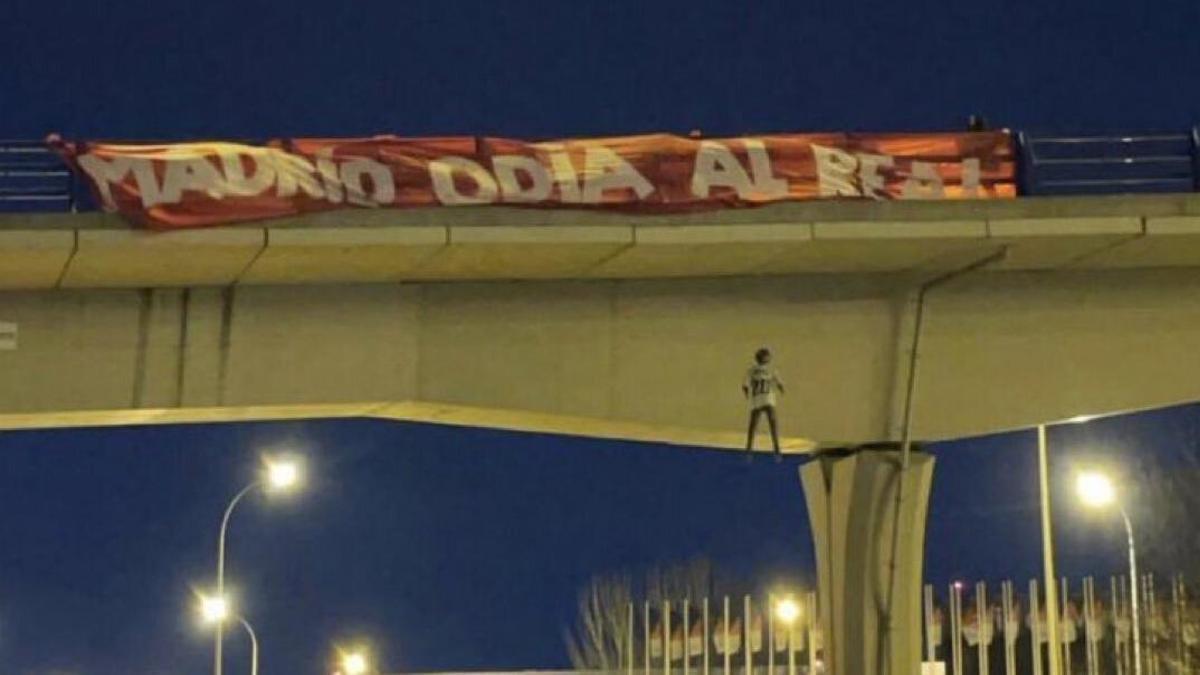 Muñeco de Vinicius colgado de un puente.