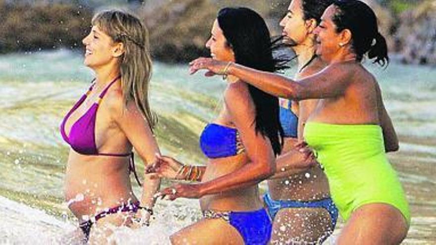 Elsa Pataky, primera por la izquierda, y sus amigas, en pleno chapuzón.