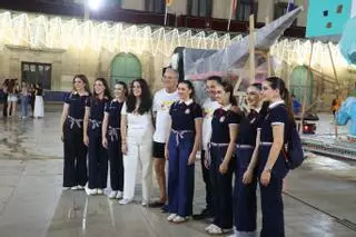 La Bellea del Foc y sus damas presencian la llegada de las primeras piezas de la Hoguera Oficial