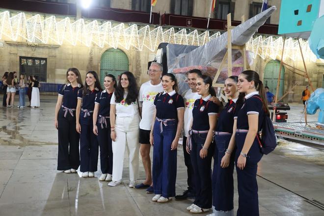 La Bellea del Foc y sus damas presencian la llegada de las primeras piezas de la Hoguera Oficial