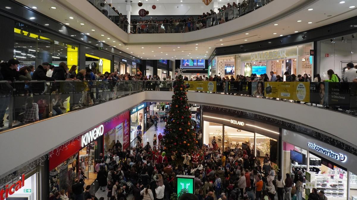 El centro comercial As Cancelas estuvo abarrotado este sábado durante el acto de encendido navideño