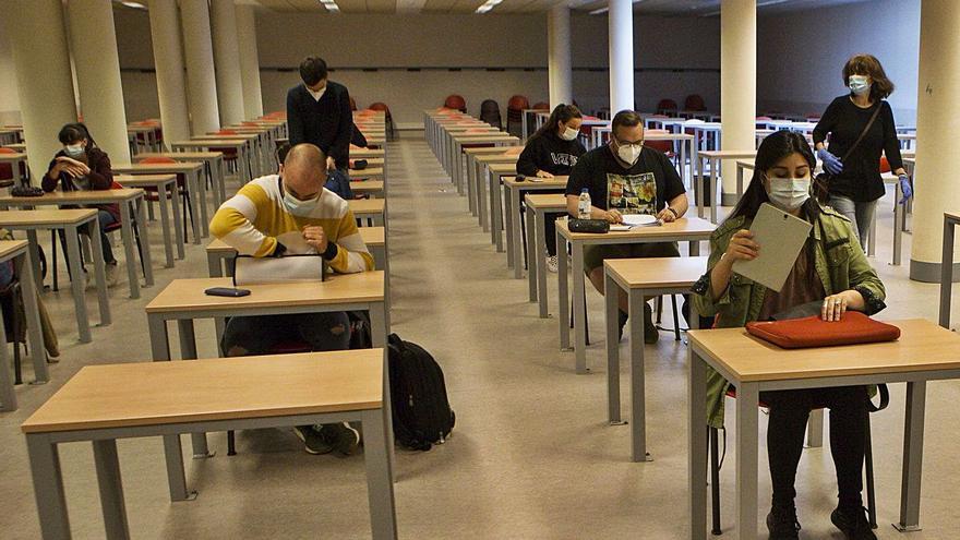 Estudiantes del campus de Mieres, en un examen a finales del pasado curso.