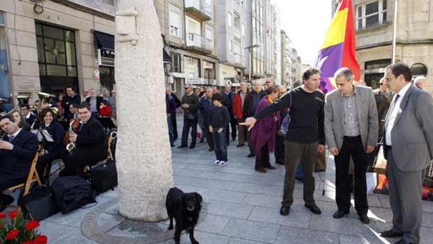 El teniente de alcalde y el concejal de Cultura descubren la escultura en O Calvario, ayer. // M. G. Brea