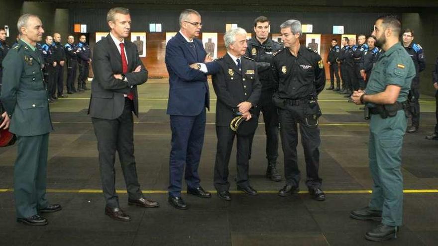 Alonso, Rueda, Villanueva y Vázquez, ayer, en la galería de tiro de la Agasp con formadores y alumnos del curso antiyihadista. //Bernabé/Ana Agra