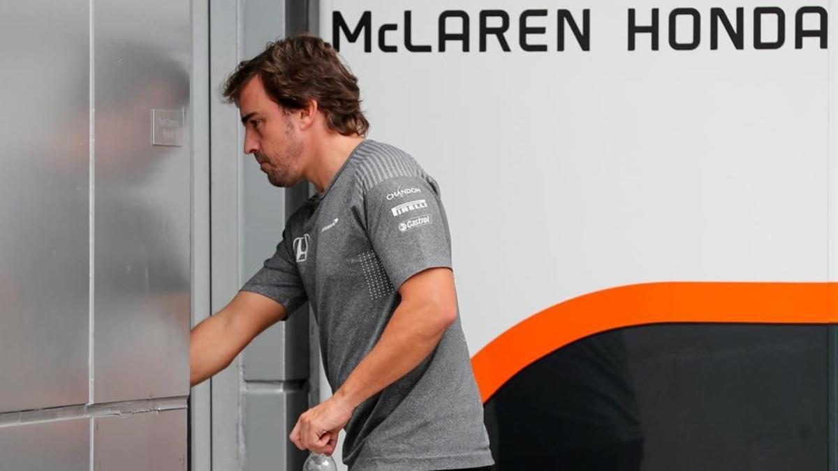 Fernando Alonso entra en las oficinas de McLaren, en Sepang (Malasia).