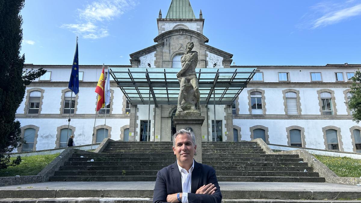 Rafa Domínguez, frente al Hospital Provincial