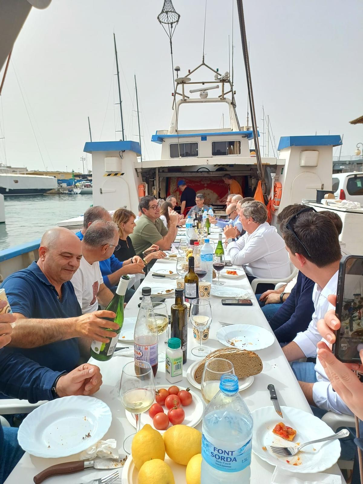 Los pescadores invitaron a una merienda a los eurodiputados del PP