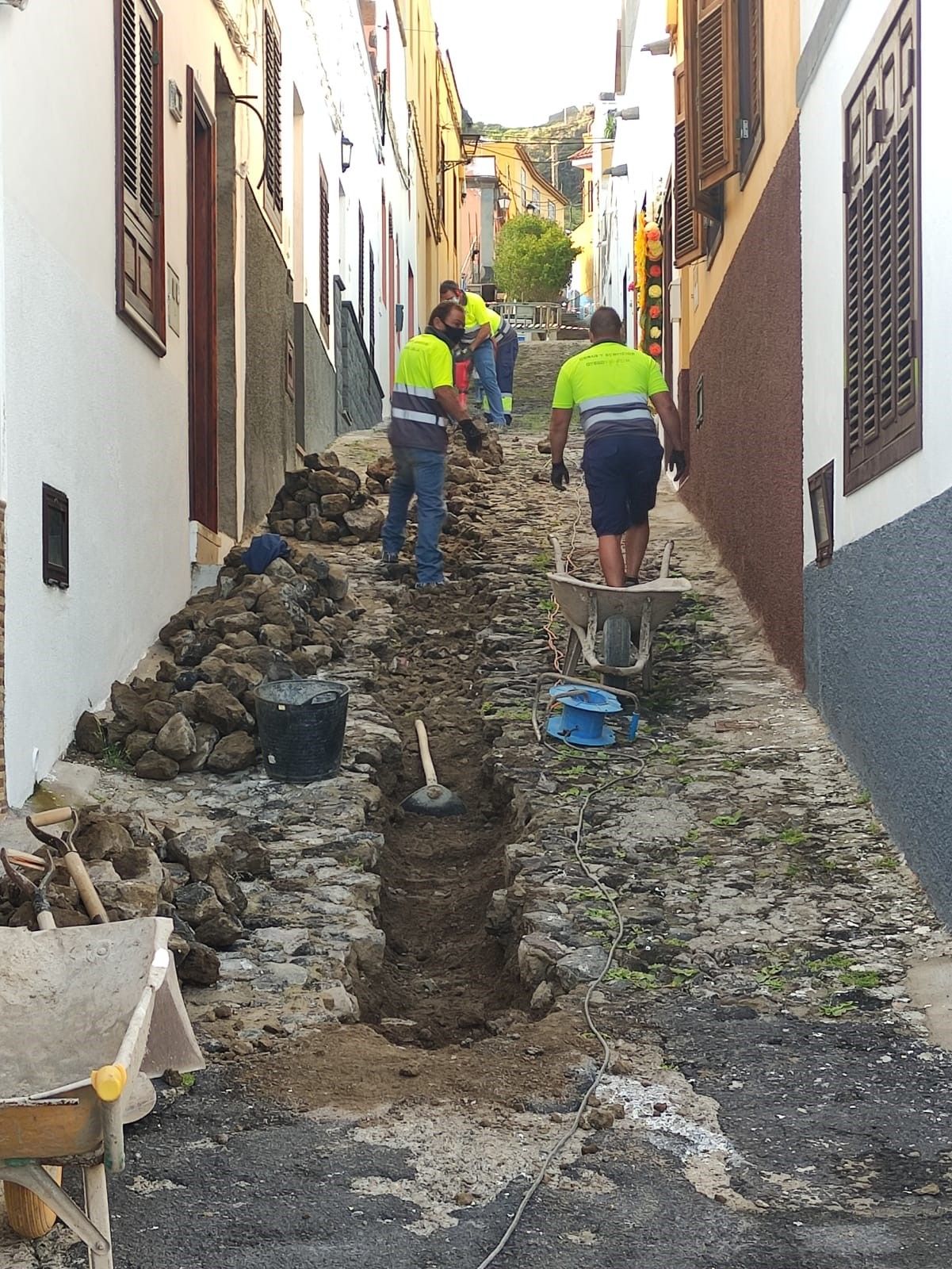 Obras de reposición de la red en la calle La Marina