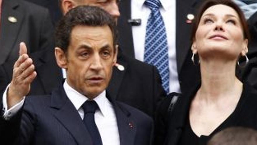 La policía judicial francesa abre una investigación por los rumores de infidelidad de Sarkozy y Bruni