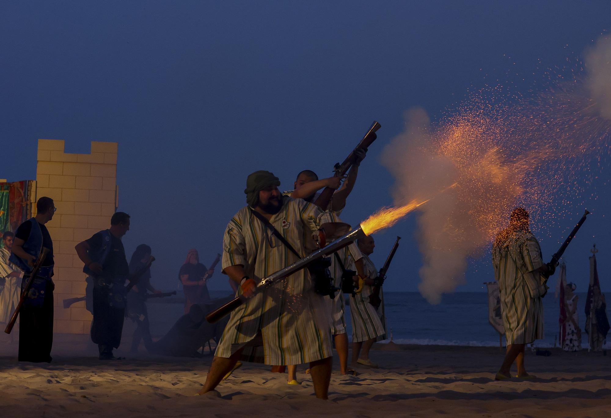 Representación de una batalla medieval en la playa del Postiguet de Alicante