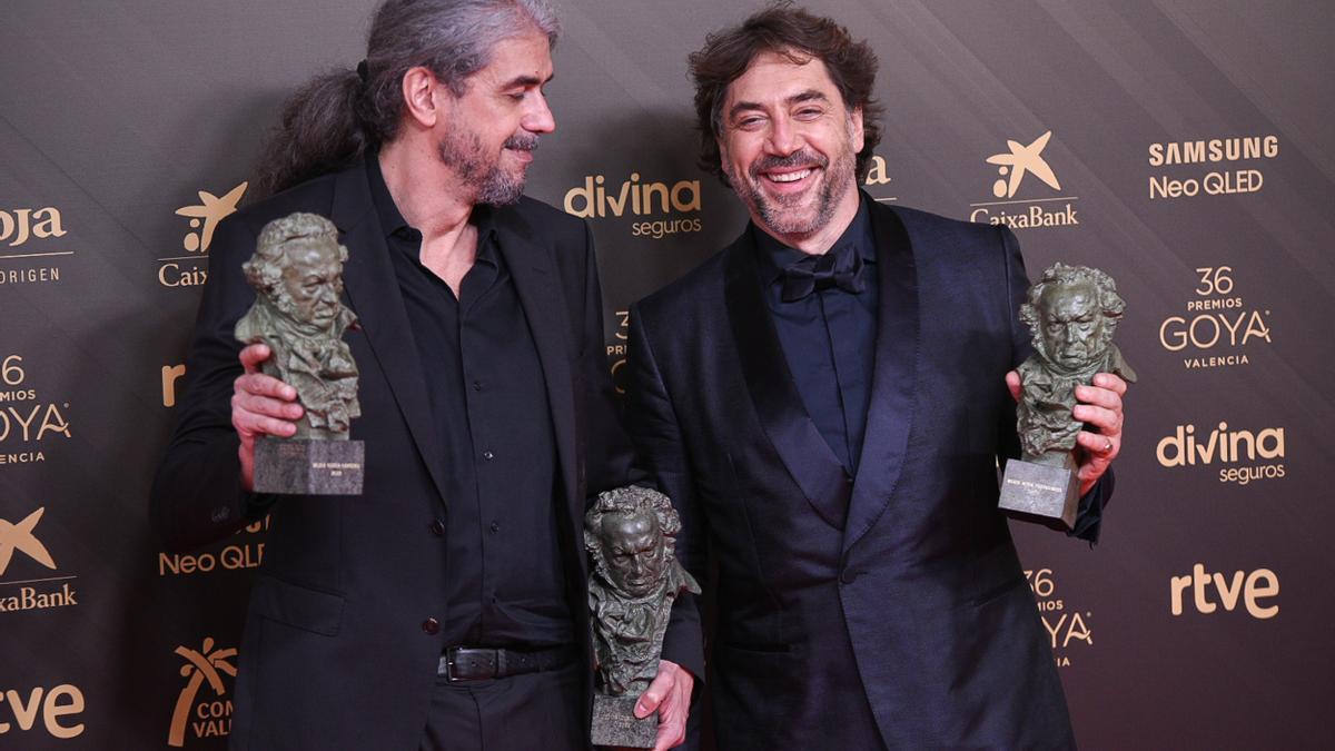 El director Fernando León de Aranoa y el actor Javier Bardem posan con tres de los Goyas que ha obtenido &#039;El buen patrón&#039; en la 36ª gala de los Premios Goya.