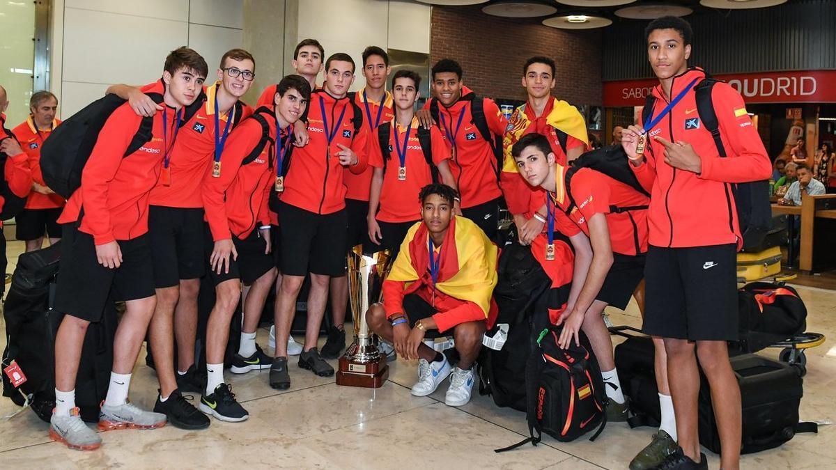 Los jugadores de la sub-16 posan con el trofeo que ganaron en la final europea del sábado