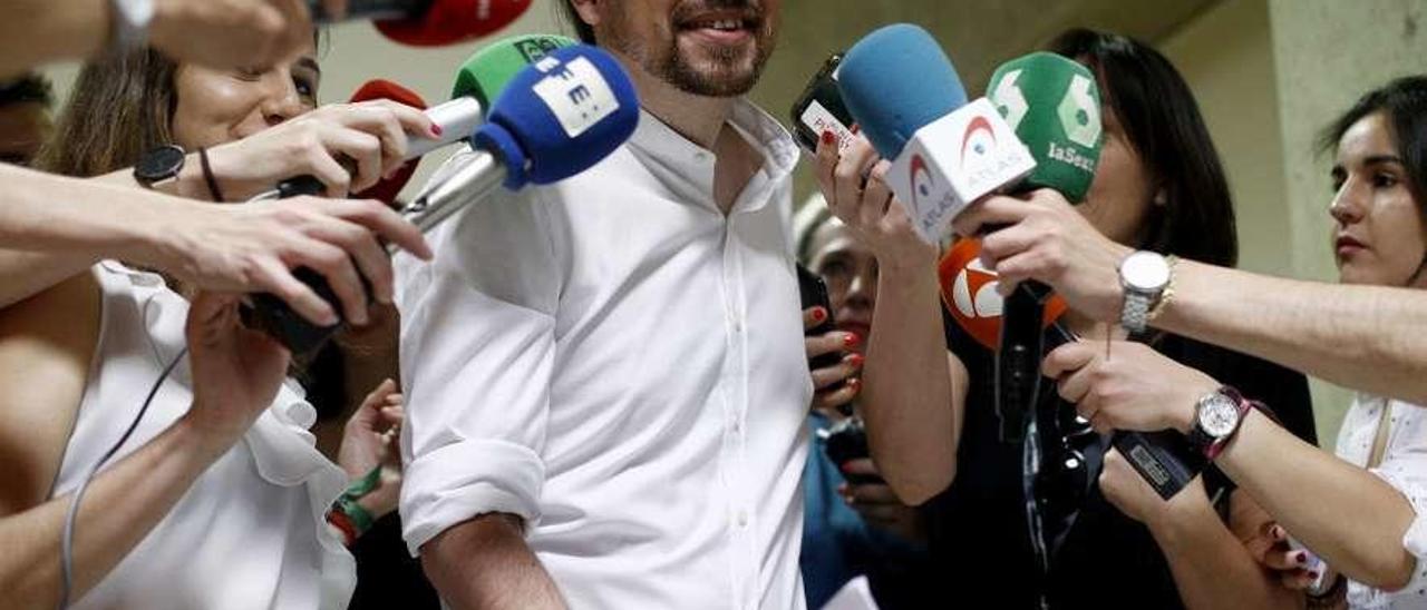 Pablo Iglesias, rodeado de periodistas, el pasado viernes en Madrid. // E.P.