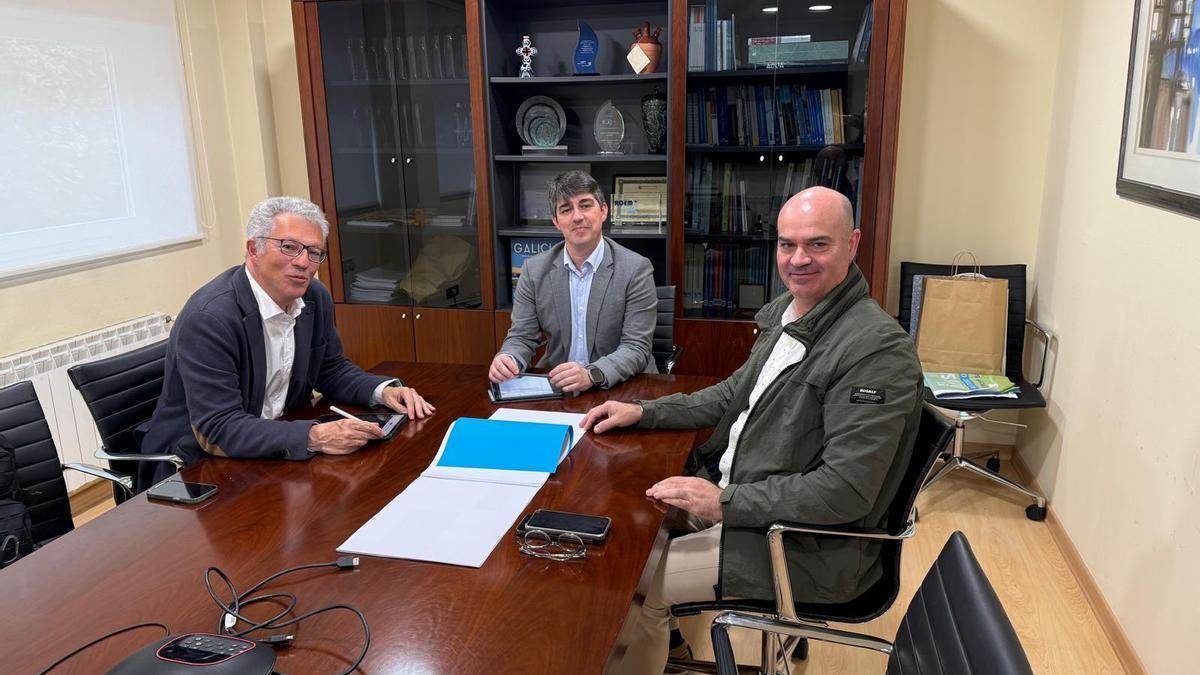 El alcalde de Bueu, Félix Juncal, en la reunión de ayer con responsables de Augas de Galicia, con su director, Roi Fernández, en el centro.