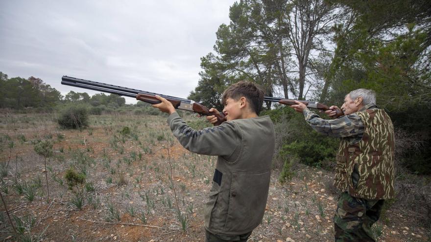 FOTOS | Así ha sido el primer día de caza en Palma de un abuelo y su nieto tras ocho años de prohibición