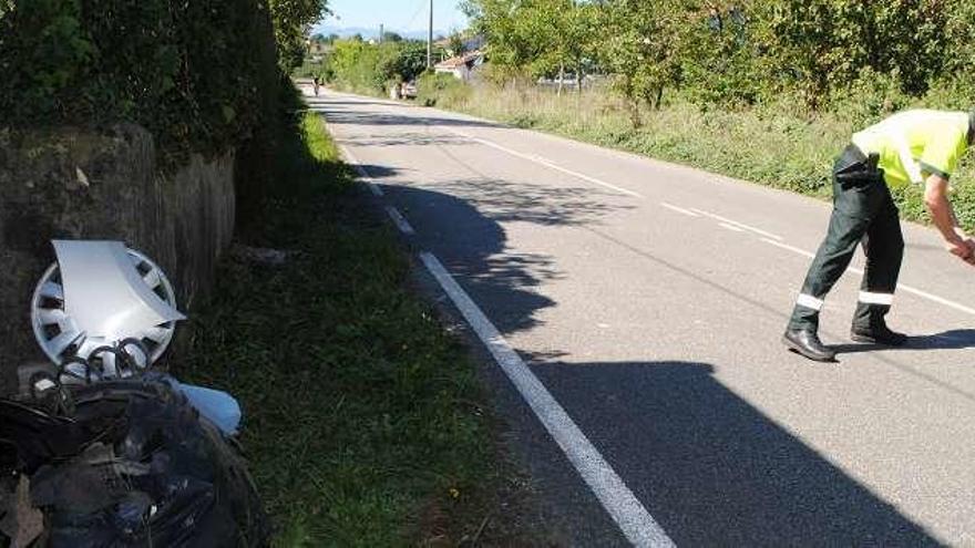 Un hombre herido al chocar contra un muro en Siero