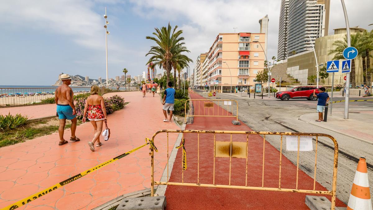 El asfaltado de la avenida Armada Española, en Poniente, con color.