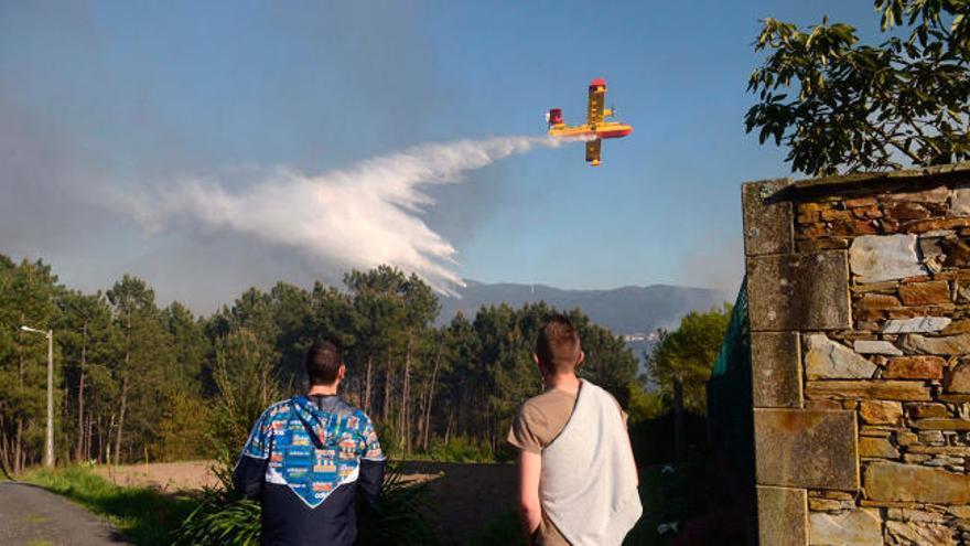 Incendios en Galicia: El fuego continúa devastando el monte gallego