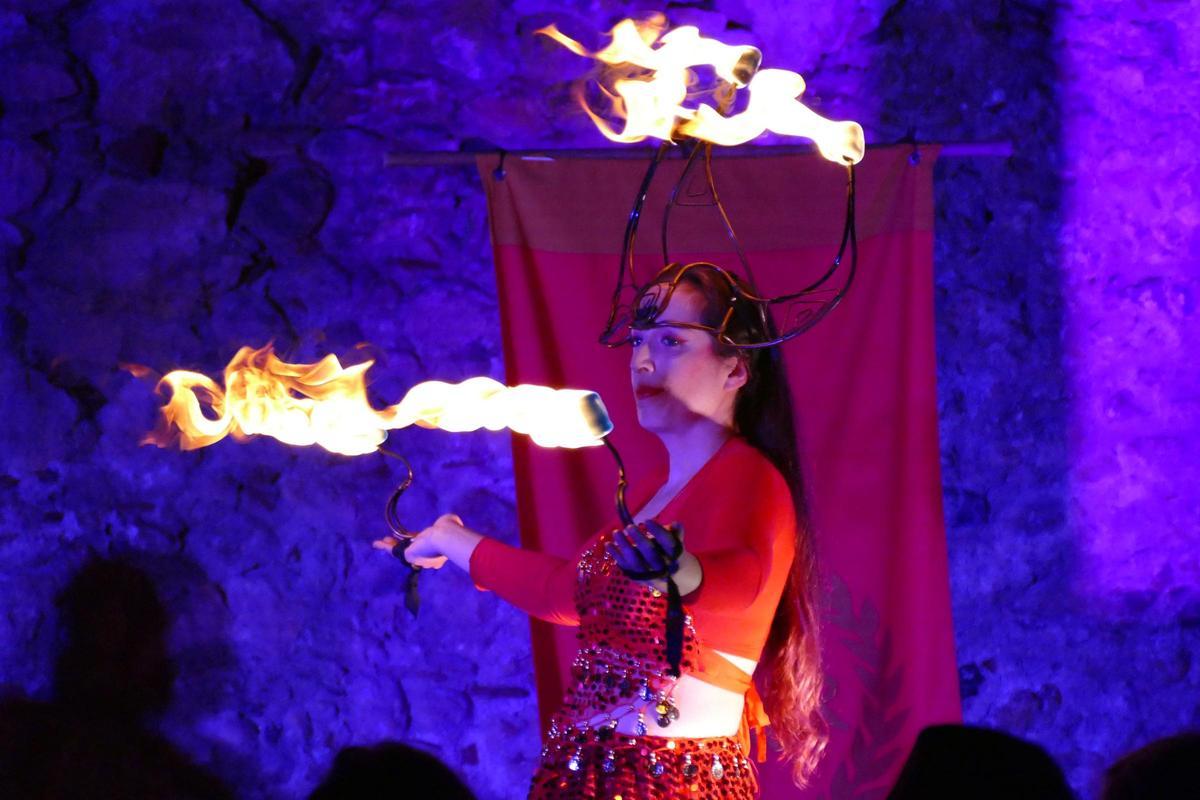 La 42a edició del Pessebre Vivent de Peralada manté viva la tradició recorrent el centre històric del poble