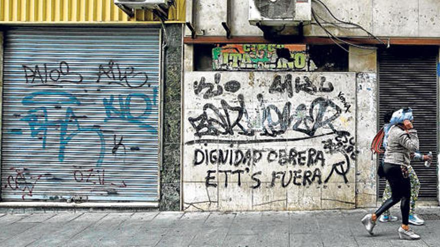 La zona más próxima al Mercado Central sigue sufriendo cierres de establecimientos y se resiste a la recuperación.