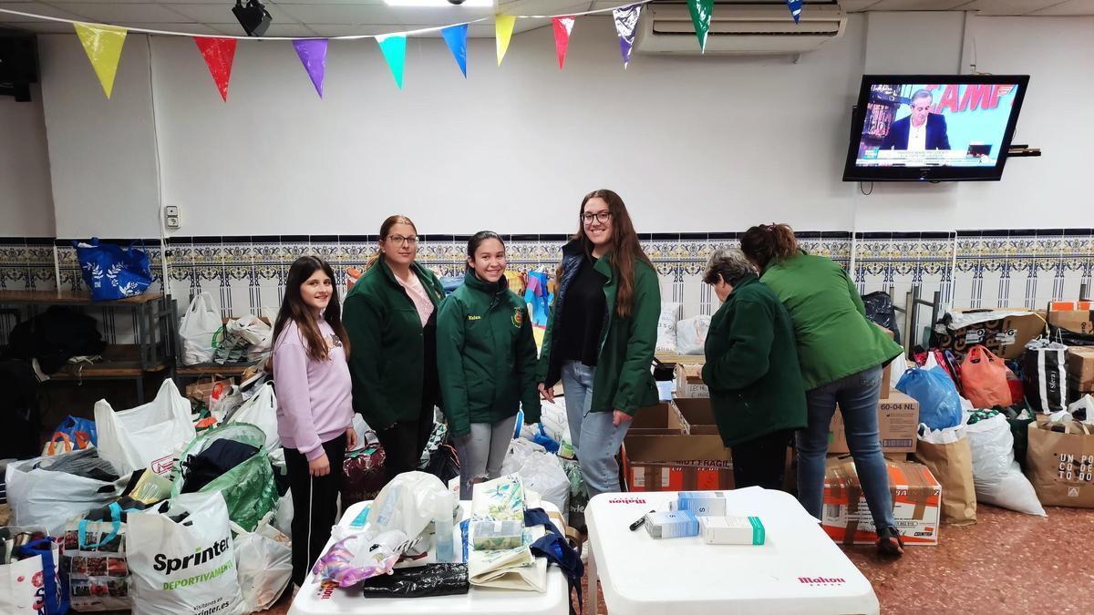 Varias voluntarias de la falla Músico Gomis de Safranar recogiendo donaciones.