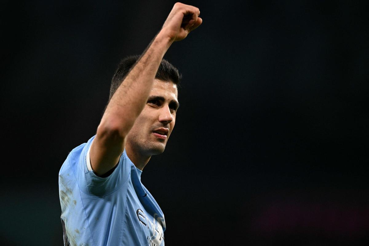 Rodri celebra con la hinchada del Manchester City la clasificación para la final de la Copa de la Liga tras el triunfo sobre el Newcastle.