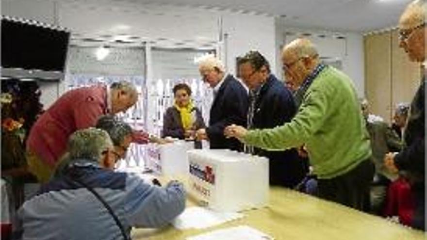 Un moment de la votació a l&#039;assemblea local del PSC, dissabte a Blanes.