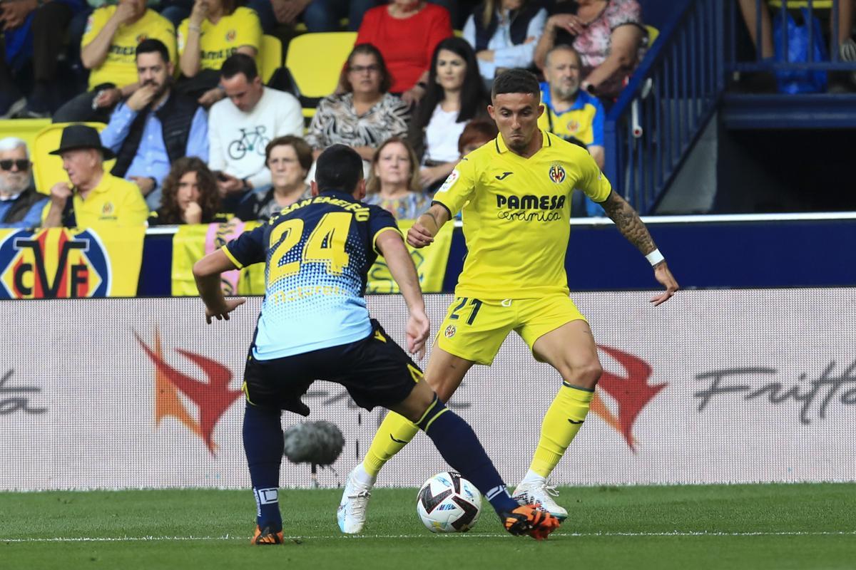 El delantero del Villarreal Yeremi Pino (d) controla el balón ante el defensa del Cádiz Fede San Emeterio (i), durante el partido de LaLiga disputado en el estadio de La Cerámica. EFE/Domenech Castelló