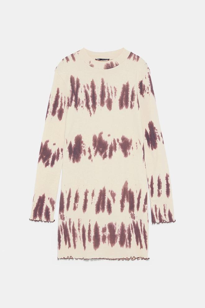 Vestido tye dye de Zara. (Precio: 17, 95 euros)
