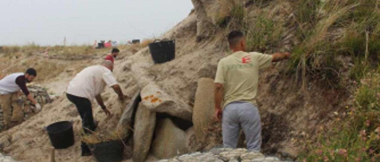 Los arqueólogos comenzaron a limpiar la duna esta semana. // Guidoiro Dixital