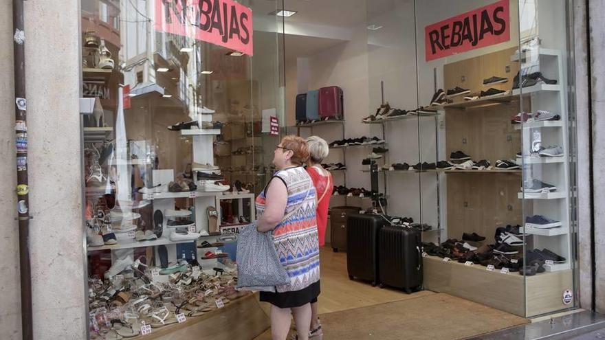 Dos mujeres, frente a un escaparate de un comercio durante esta campaña de rebajas.