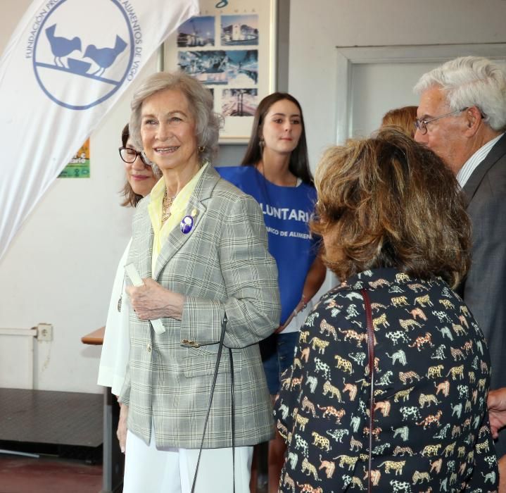 La reina Sofía visita el Banco de Alimentos de Vigo