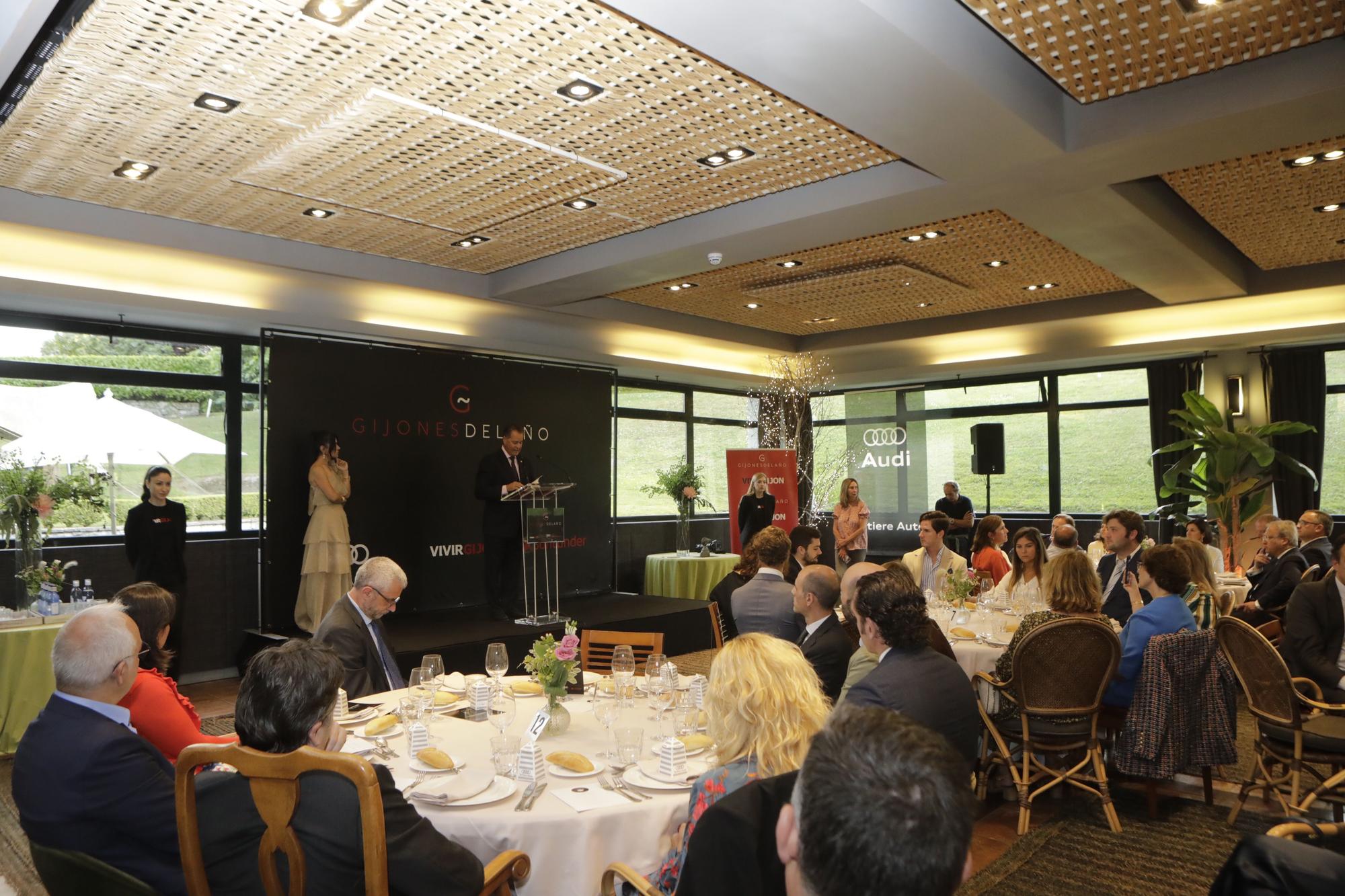 Entrega del premio "Gijonés del año" a Félix Baragaño