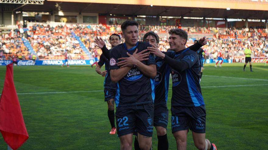 Jairo celebra su primer gol con el Ourense CF