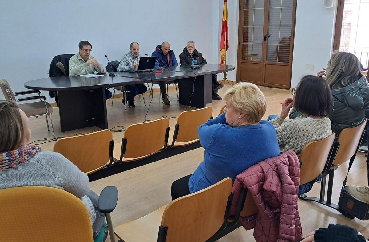 Promotores de la asociación presentan sus objetivos en una reunión informativa celebrada en Villafáfila. | CEDIDA