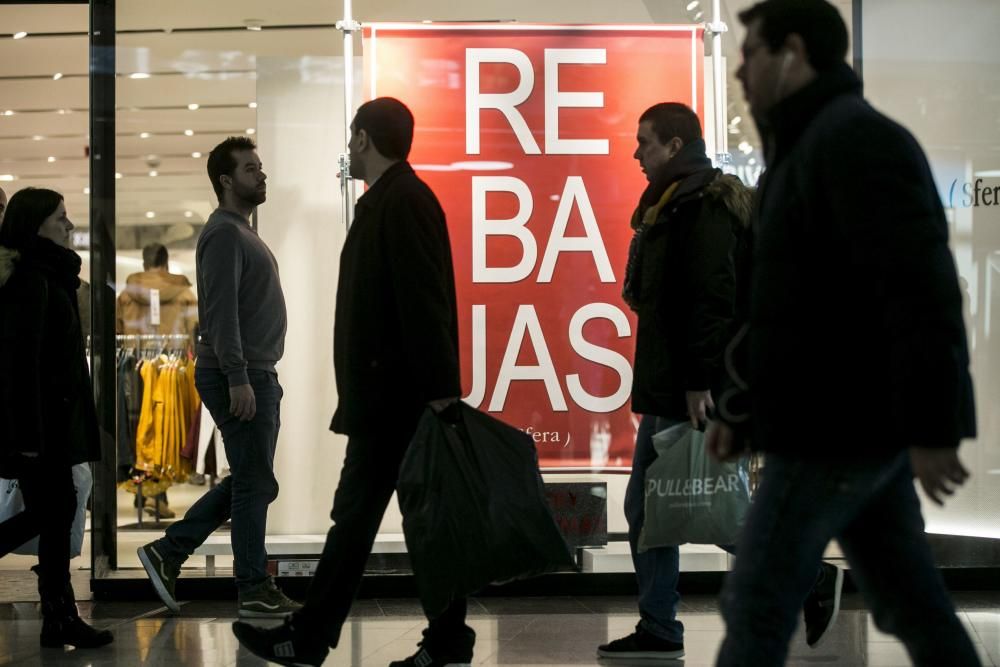 Las rebajas arrancan en Asturias con aglomeraciones y jugosos descuentos