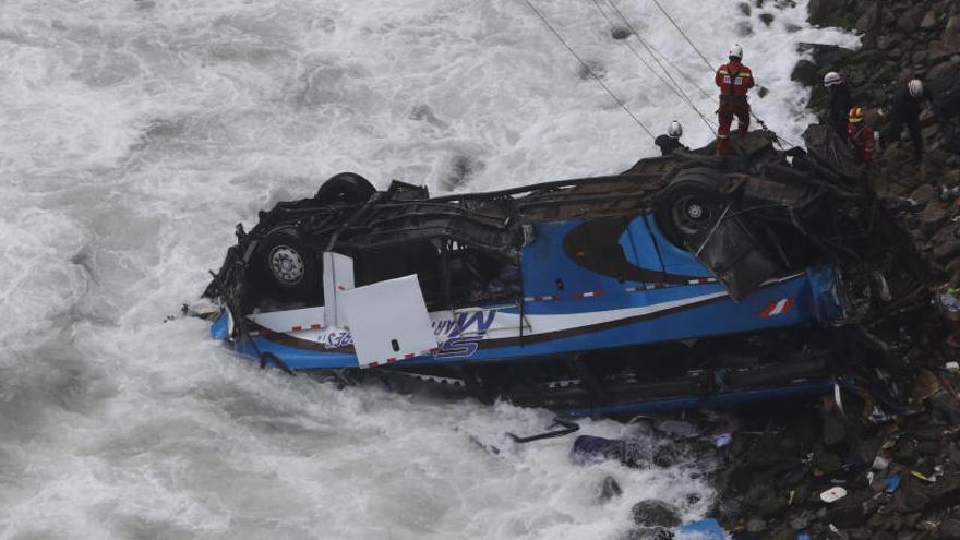 Ascendeixen a 48 els morts per la caiguda d&#039;un autobús per un barranc al Perú