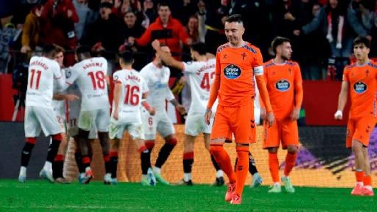 Los jugadores del Sevilla celebran el segundo gol.