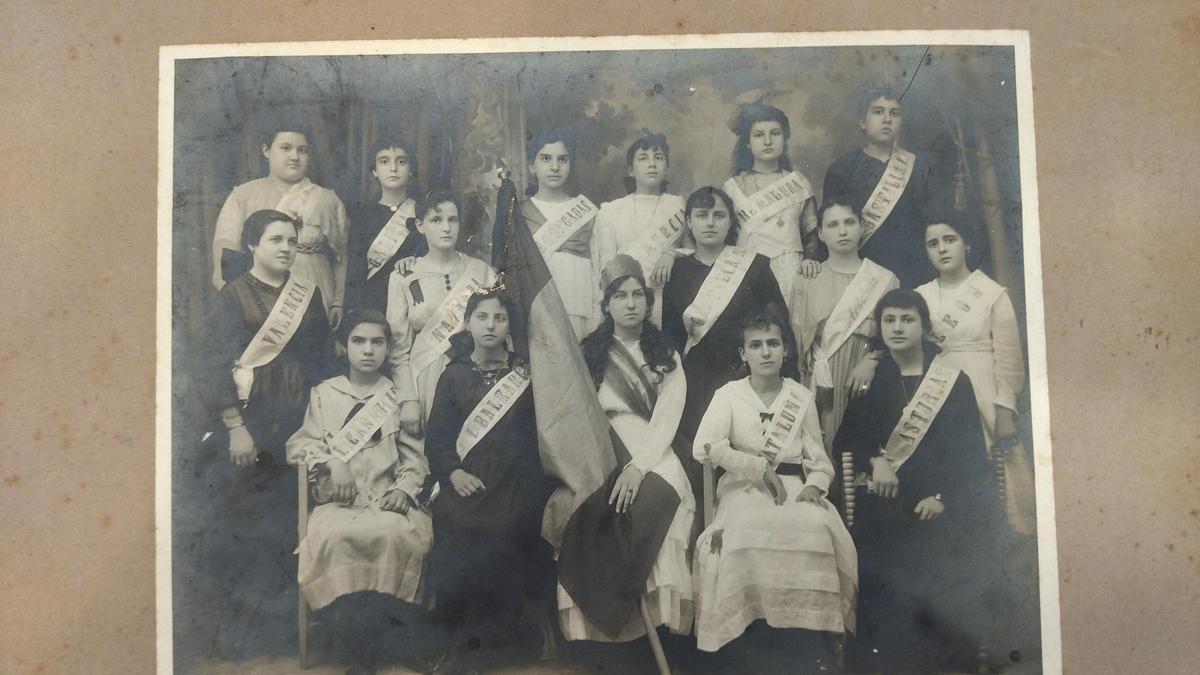 Niñas de Dénia fotografiadas con bandas que representan a las regiones de España