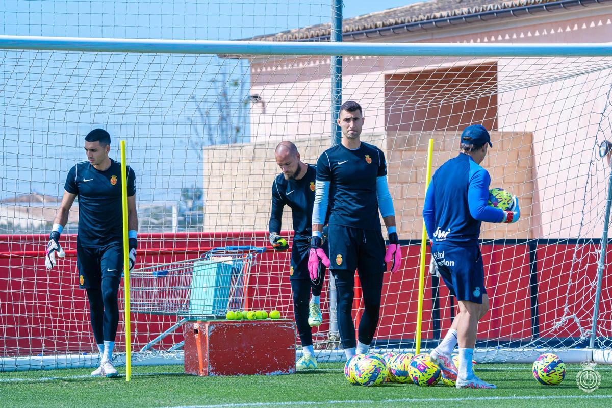 Leo Román, Predrag Rajkovic y Dominik Greif durante un entrenamiento en Son Bibiloni