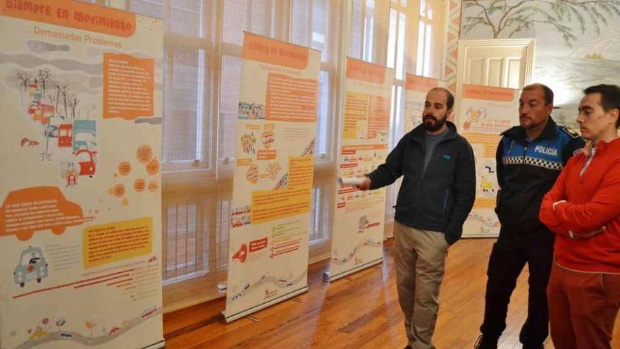 El técnico municipal de Medio Ambiente explica a Vidales y Huerga el contenido de la exposición.