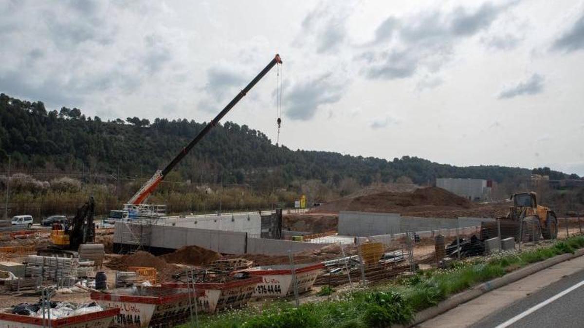 Construcció, als Comtals de Manresa, d'una de les infraestructures que formen part del nou col·lector