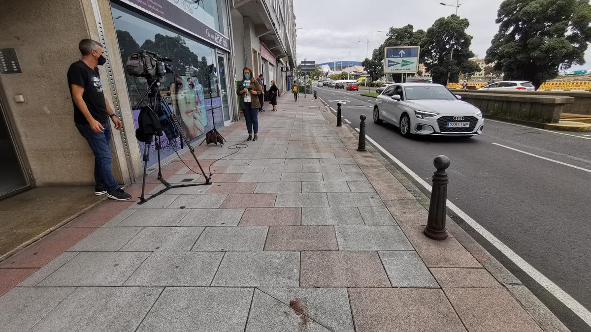 Restos de sangre en el punto de la avenida de Buenos Aires en el que un joven murió al recibir una paliza de un grupo de chicos.